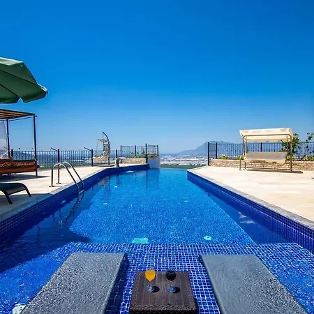 Kalkan Uezuemlue De Doga Icerisinde Muhafazakar Villa *