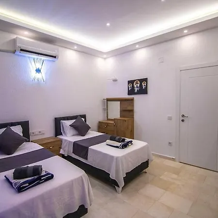 Kalkan Uezuemlue De Doga Icerisinde Muhafazakar Villa *