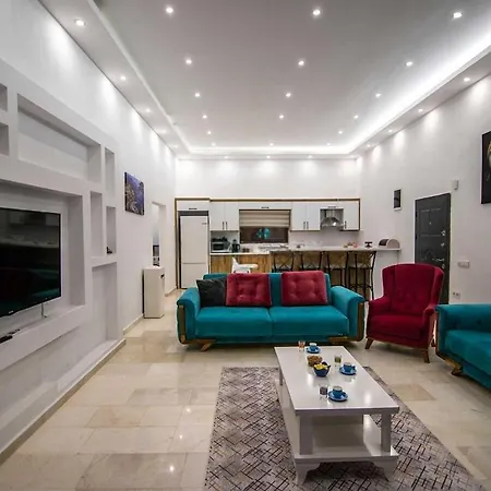 Kalkan Uezuemlue De Doga Icerisinde Muhafazakar Villa *