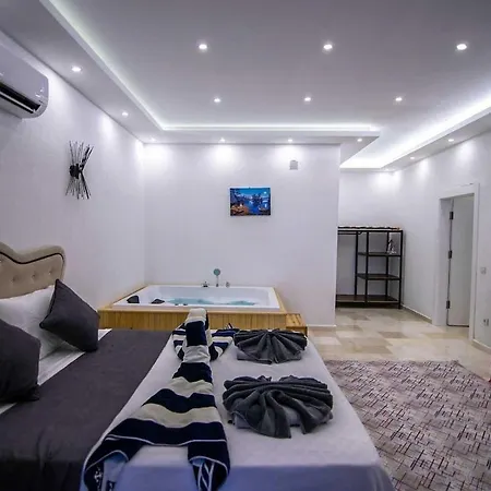 Villa Kalkan Uezuemlue De Doga Icerisinde Muhafazakar *