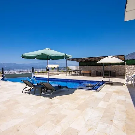 Kalkan Uezuemlue De Doga Icerisinde Muhafazakar