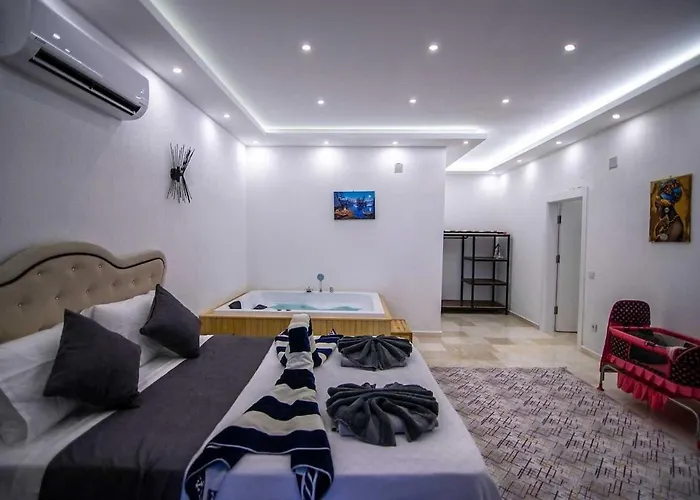 Villa Kalkan Uezuemlue De Doga Icerisinde Muhafazakar *